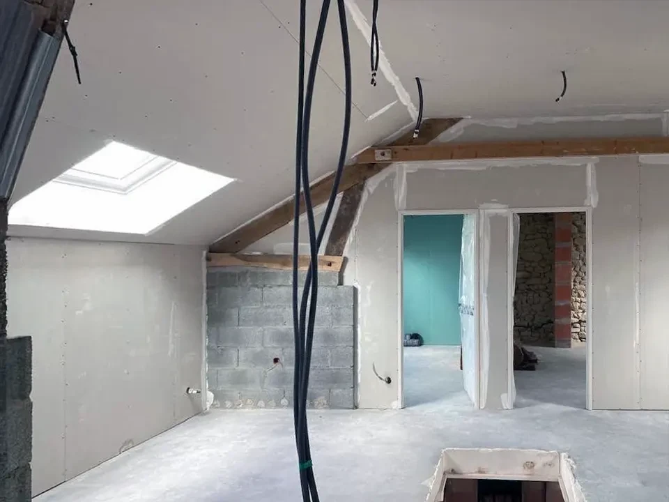 Chantier de construction résidentielle avec maison en cours de rénovation ou d'extension