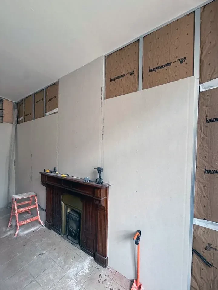 Plancher en bois massif composé de lames de parquet de différentes essences et teintes