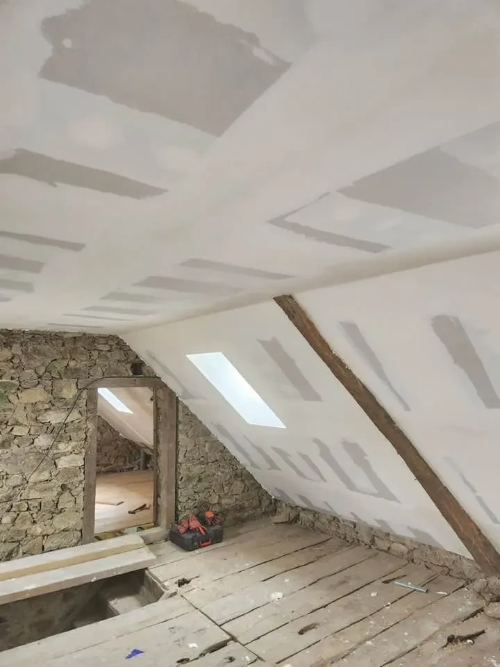 Chantier de rénovation intérieur avec pose d'isolation au sol