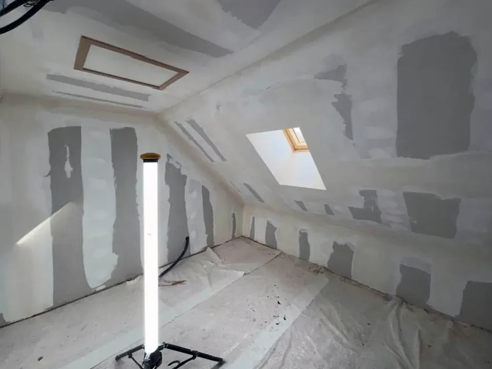 Cuisine moderne ouverte avec îlot central, trois tabourets de bar en bois, suspension design blanche