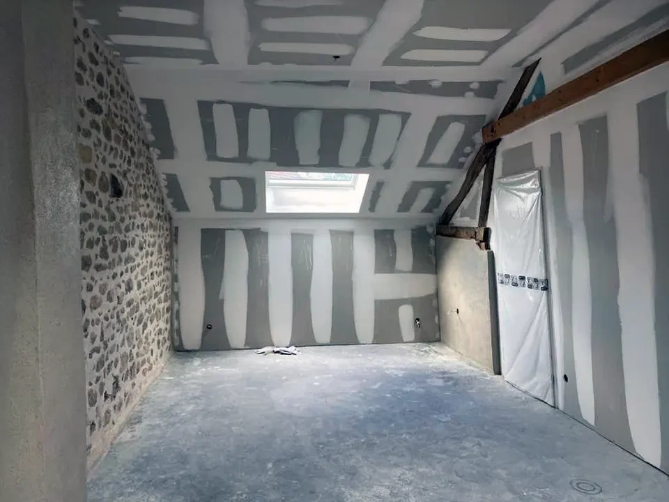 Cuisine ouverte moderne avec îlot central intégrant un évier et espace repas