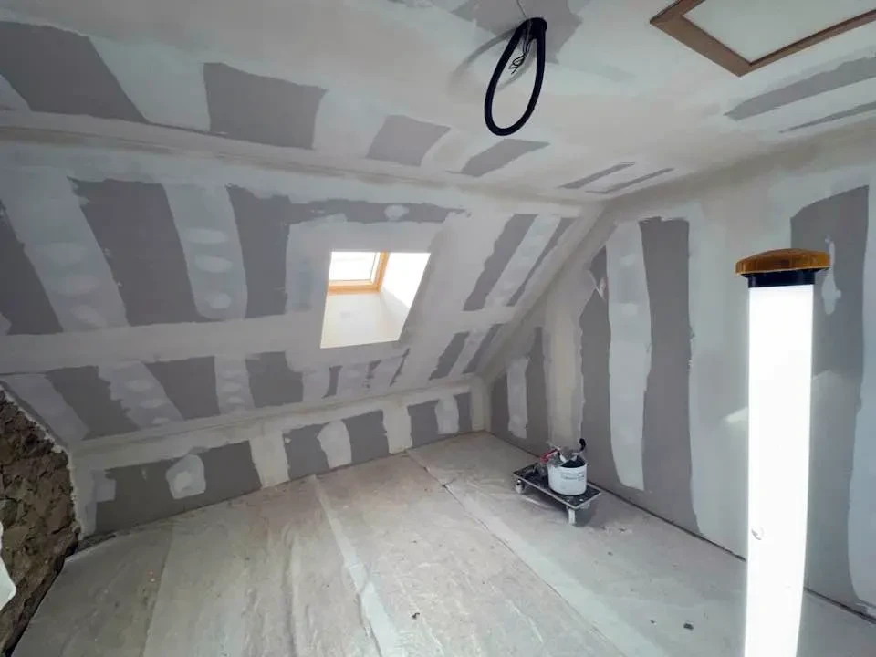 Combles non aménagés d'une maison individuelle avec charpente traditionnelle en bois