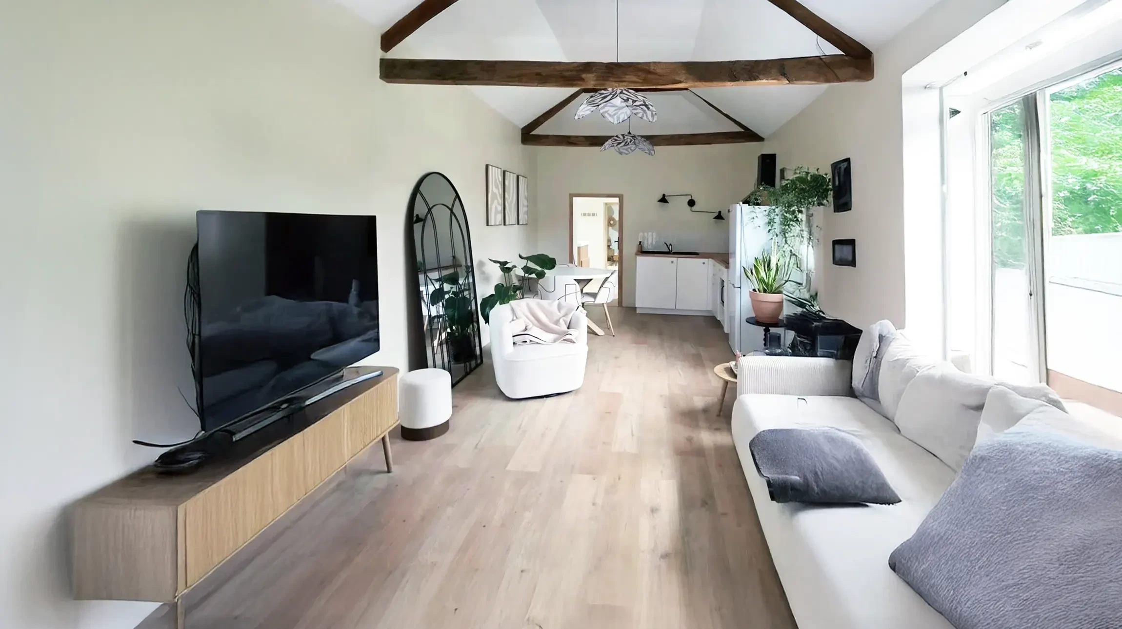 Intérieur moderne minimaliste avec espace de vie ouvert