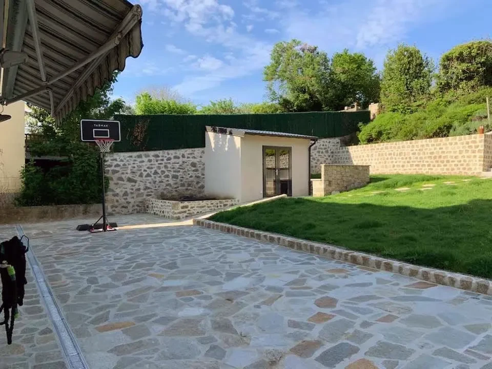 Maison résidentielle moderne à deux étages avec terrasse couverte aménagée