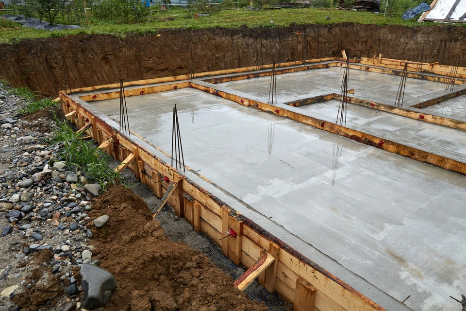 Escalier moderne en béton brut avec marches cantilever et main courante métallique minimaliste