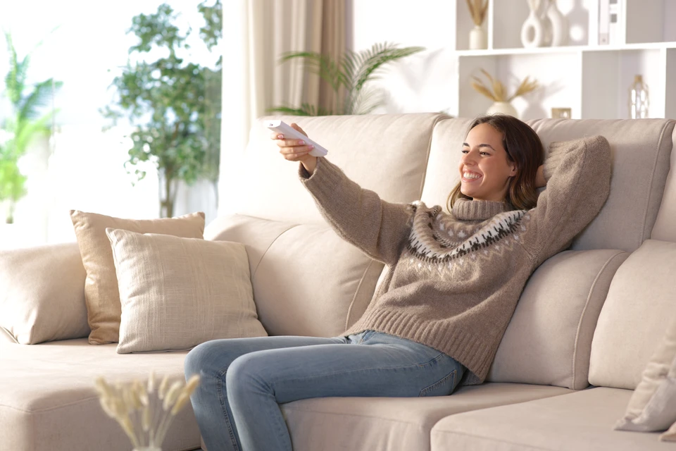 Travailleur appliquant un enduit de lissage sur une surface en béton à l'aide d'une taloche métallique