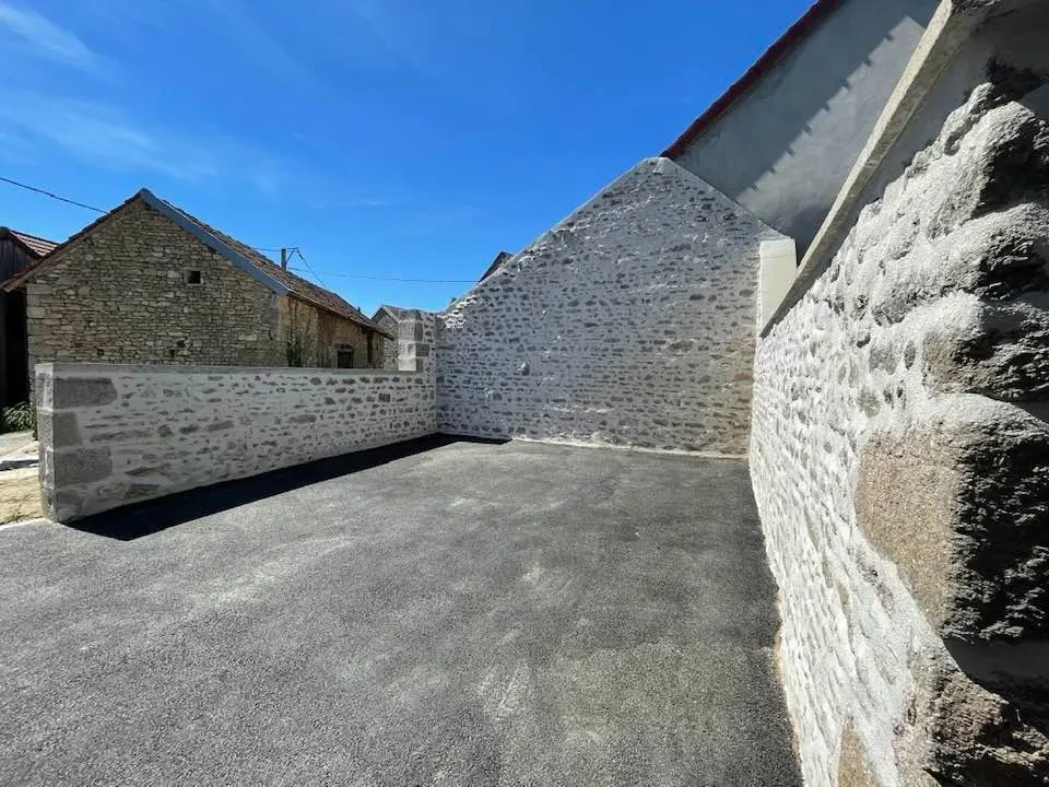 Façades d'immeubles résidentiels français avec balcons fleuris