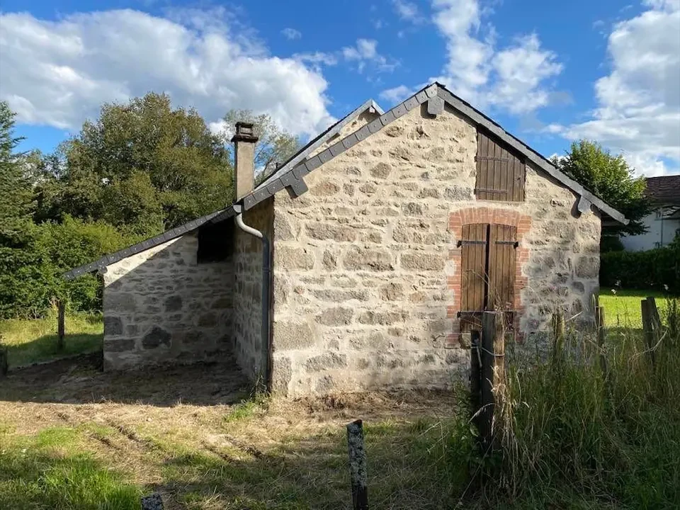 Puits en pierre naturelle abandonné dans environnement forestier verdoyant