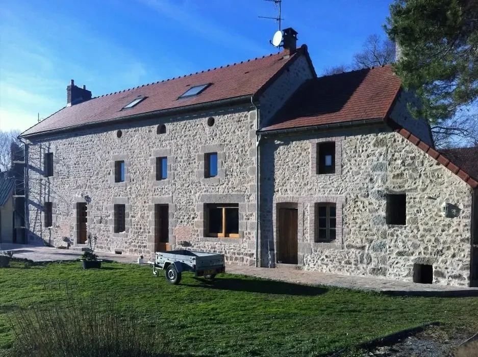 Façade extérieure d'habitation moderne avec entrée principale