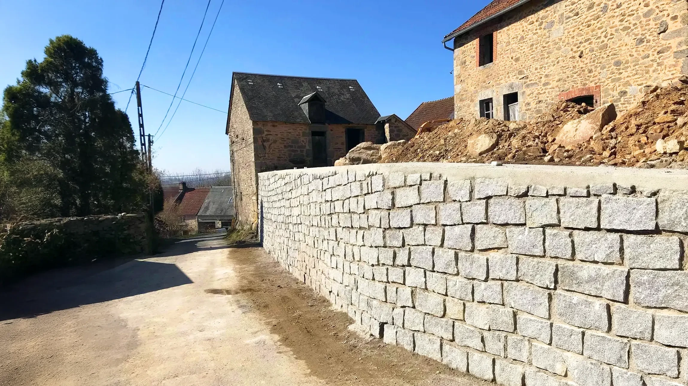 Cour d'honneur d'un château ou palais historique avec bâtiments en pierre de taille blonde, toitures en tuiles plates, galerie d'arcades en rez-de-chaussée