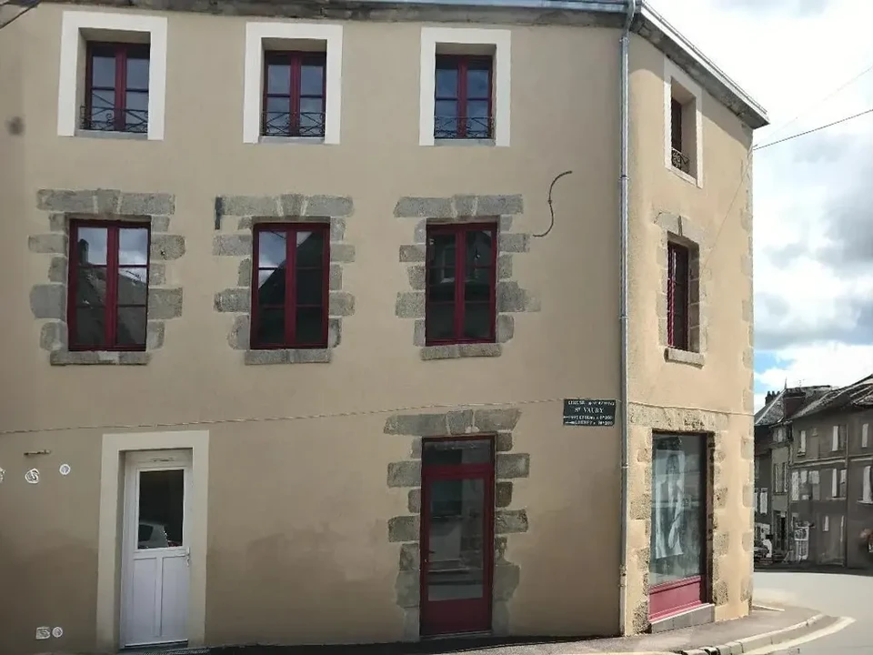 Rue pavée historique avec façades en pierre de taille blonde, architecture classique française