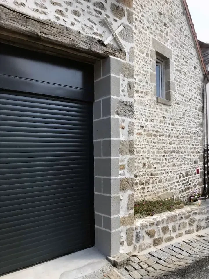 Relief sculptural en pierre calcaire présentant des motifs décoratifs complexes avec figures zoomorphes et végétales entrelacées