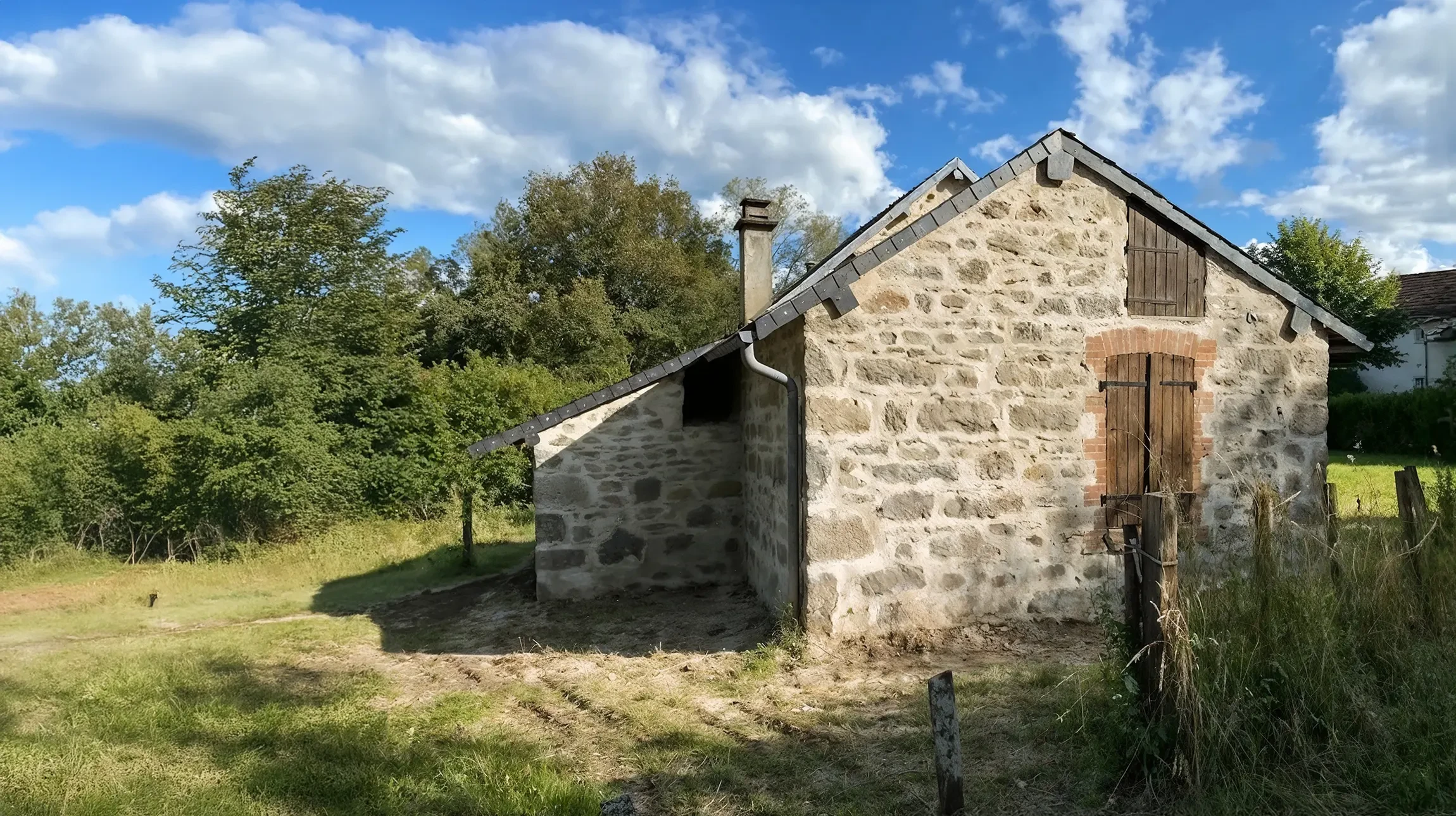 Mur en pierre s&egrave;che ext&eacute;rieur compos&eacute; de blocs calcaires irr&eacute;guliers assembl&eacute;s sans mortier