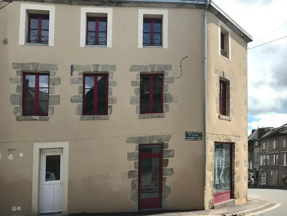 Extérieur d'une maison traditionnelle avec toiture en tuiles terre cuite partiellement endommagée