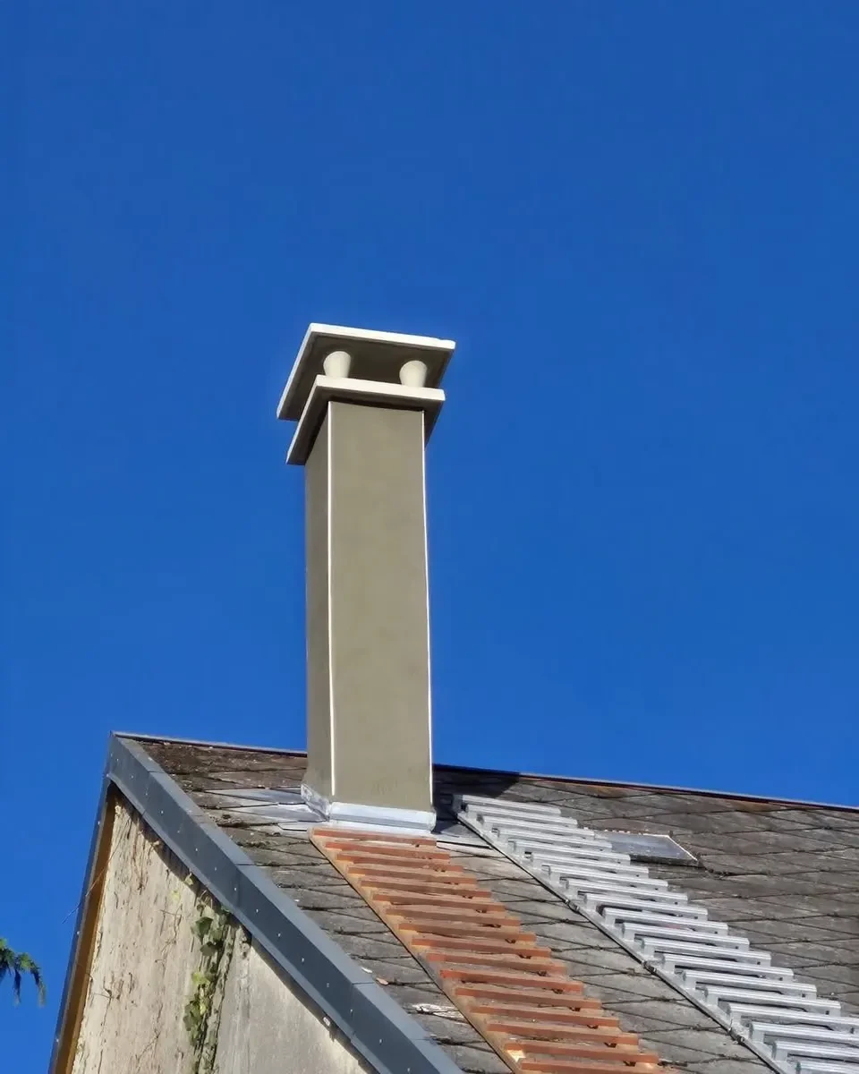 Façade extérieure en briques rouges avec porte d'entrée blanche à six panneaux surélevés
