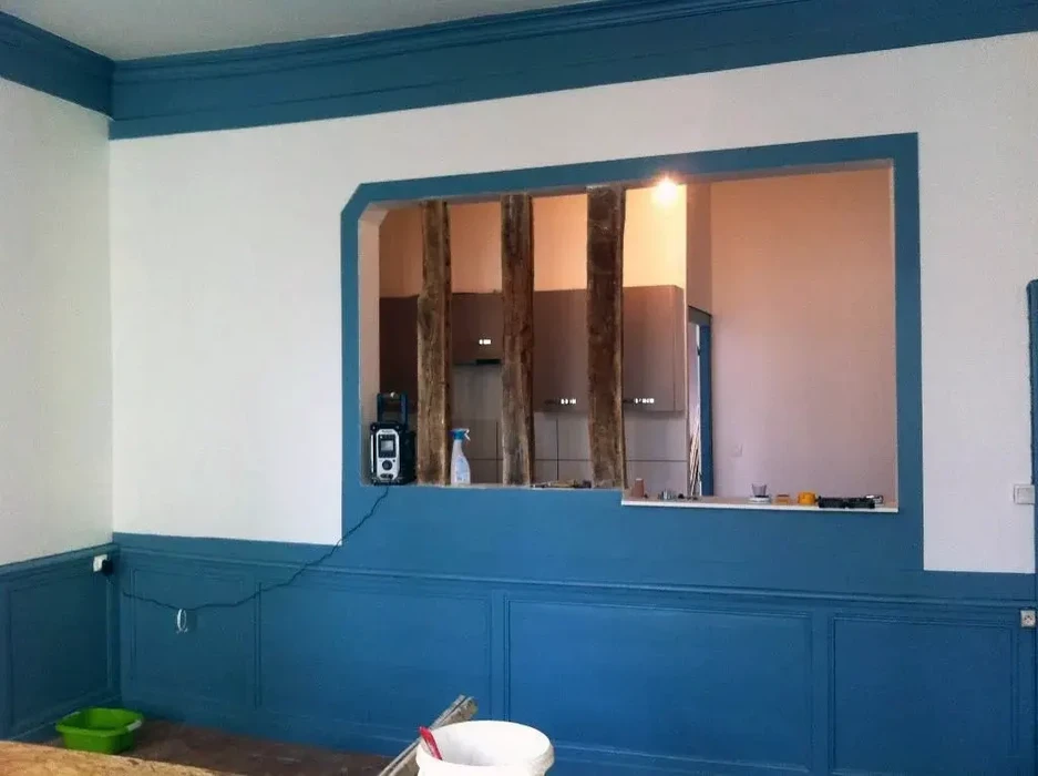 Maison traditionnelle en pierre naturelle avec toiture ardoise et extension moderne vitrée